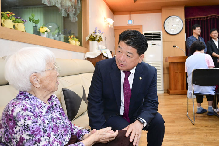 [김천=뉴시스] 나영민 의장이 복지시설 입소 어르신과 대화하고 있다. (사진=김천시의회 제공) 2025.10.01 photo@newsis.com *재판매 및 DB 금지