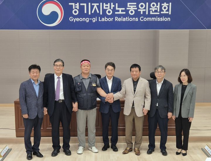 [수원=뉴시스] 이병희 기자 = 김동연 경기도지사와 경기도버스노동조합협의회·경기도버스운송사업조합 관계자, 경기지방노동위원회 관계자 등이 1일 버스 노사 단체교섭을 마친 뒤 기념사진을 찍고 있다. 2025.10.01. iambh@newsis.com *재판매 및 DB 금지