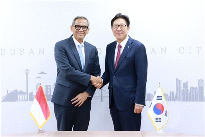 [부산=뉴시스] 박형준 부산시장(오른쪽)이 9월 30일 오후 부산 시청에서 체첩 헤라완 주한 인도네시아 대사를 접견하고 있다.(사진=부산시 제공) 2025.10.01. photo@newsis.com *재판매 및 DB 금지