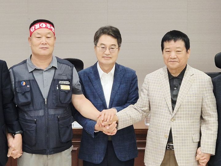 [수원=뉴시스] 경기도 버스 노사 최종 조정회의가 열린 1일 경기 수원시 영통구 경기지방노동위원회에서 김동연 경기도지사와 김기성 경기도버스운송사업조합 이사장, 이기천 경기도버스노동조합협의회 의장이 기념사진을 찍고 있다. 2025.10.01. iambh@newsis.com *재판매 및 DB 금지