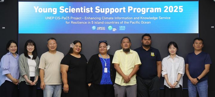 [부산=뉴시스] 30일 태평양 도서국 교육생 4명과 아시아·태평양경제협력체기후센터(APCC) 사업 참여 연구진이 기념사진을 촬영하고 있다. (사진=APCC 제공) 2025.10.01. photo@newsis.com *재판매 및 DB 금지