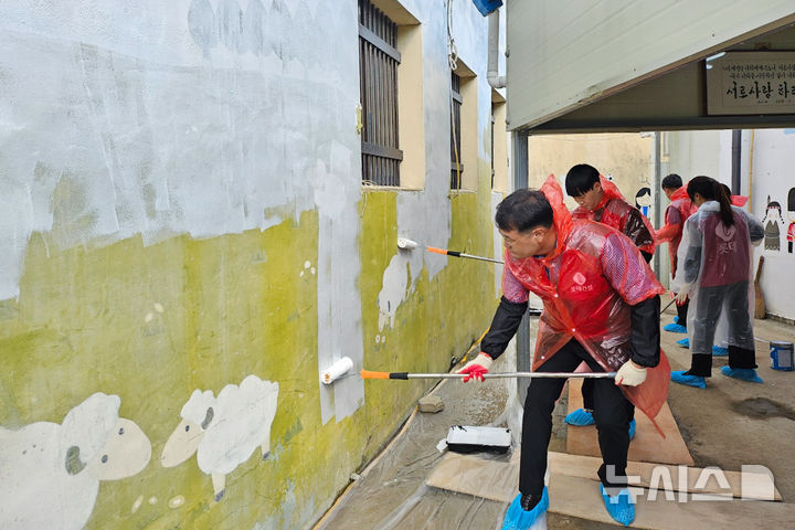 [서울=뉴시스] 롯데건설 윤수준 영남지사장(맨 앞)과 임직원들이 아동복지시설 개선 봉사활동에 참여하고 있다.