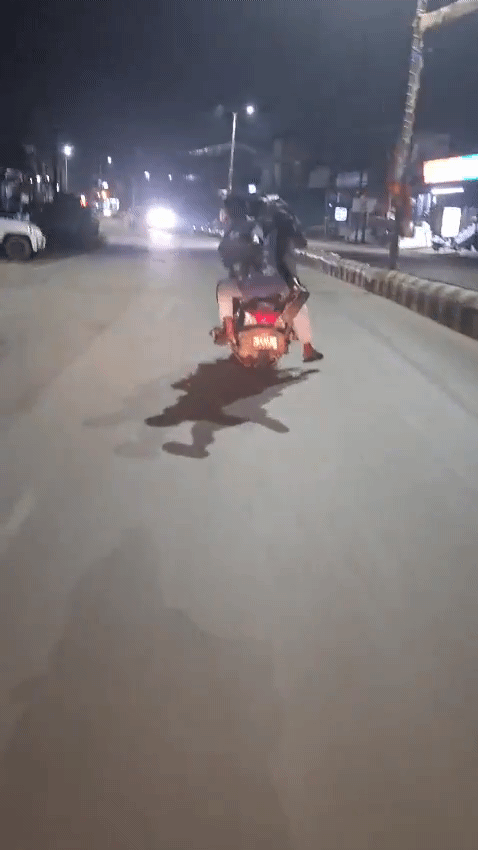 [뉴시스] 인도에서 다섯 명의 청년들이 한 대의 스쿠터에 몸에 싣고 도로를 질주하는 영상이 퍼지면서 논란이 일고 있다. (사진=프리프레스저널) *재판매 및 DB 금지