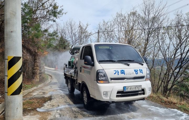 [양산=뉴시스] 양산시가 추석 연휴 가축전염병 차단을 위한 일제 소독의 날을 운영하는 등 비상근무 체제를 강화한다. (사진=양산시 제공) 2025.10.01. photo@newsis.com *재판매 및 DB 금지