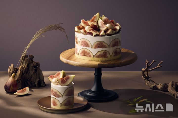 [서울=뉴시스] 페어몬트 서울 호텔 내 더 아트리움 라운지에서 선보인 가을 디저트 중 무화과 생크림 홀케이크. photo@newsis.com