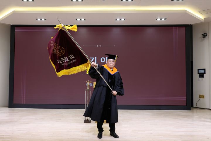 [서울=뉴시스] 광운대 제13대 윤도영 총장이 교기를 흔들고 있다. (사진=광운대 제공) 2025.10.01. photo@newsis.com *재판매 및 DB 금지