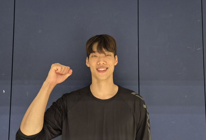 [오사카=뉴시스] 문채현 기자 = 남자배구 우리카드 이상현이 30일 일본 오사카의 사카이 체육관에서 열린 일본 SV리그 사카이 블레이저와의 연습경기가 끝난 뒤 인터뷰를 하고 있다. 2025.09.30. dal@newsis.com *재판매 및 DB 금지