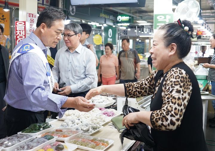 [홍천=뉴시스] 1일홍천군(군수 신영재)은 오는 오는 3일부터 9일까지 추석 연휴기간 소비촉진을 위한 ‘추석 연휴 종합대책’을 추진한다 고 밝혔다. 홍천군 제공. *재판매 및 DB 금지