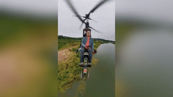 [뉴시스] 인플루언서 탕페이지가 사고 발생 전 초경량 항공기를 조종하고 있다(사진=뉴욕포스트)2025.10.01 *재판매 및 DB 금지