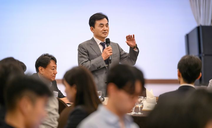 [서울=뉴시스] 안규백 국방부 장관은 9월 30일 서울 용산 국방컨벤션에서 취임 후 첫 출입기자단과 만찬 간담회를 가졌다. (사진=국방부 제공) 2025.10.01. photo@newsis.com *재판매 및 DB 금지