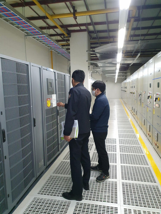 [서울=뉴시스] 데이터센터 UPS실 합동 점검. 2025.010.01. (사진=서울시 소방재난본부 제공) *재판매 및 DB 금지