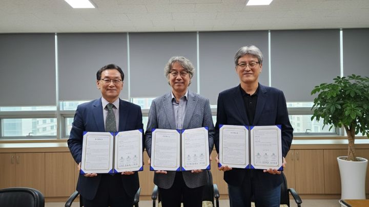 [대구=뉴시스] 대구녹색환경지원센터는 시흥녹색환경지원센터, 안산녹색환경지원센터와 염색단지 악취 문제 해결을 위한 업무협약을 체결했다. (사진=대구녹색환경지원센터 제공) 2025.10.01. photo@newsis.com *재판매 및 DB 금지