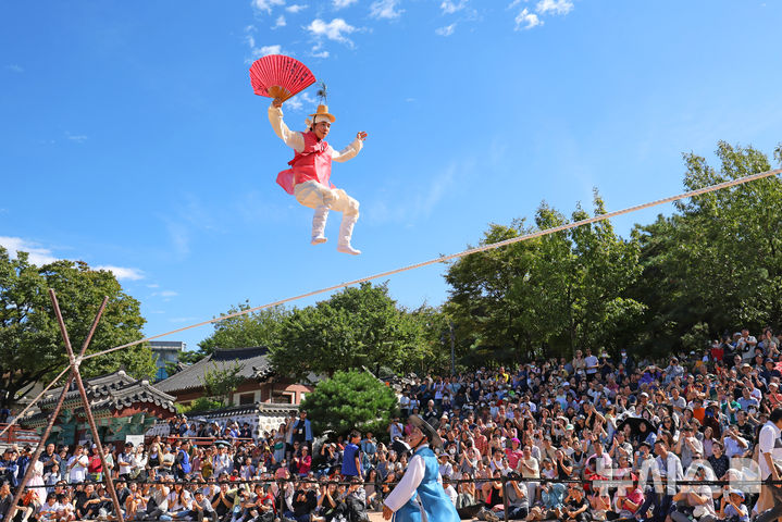 [서울=뉴시스] 남산골 추석축제 '줄타기' 장면. (사진=남산골한옥마을 제공)