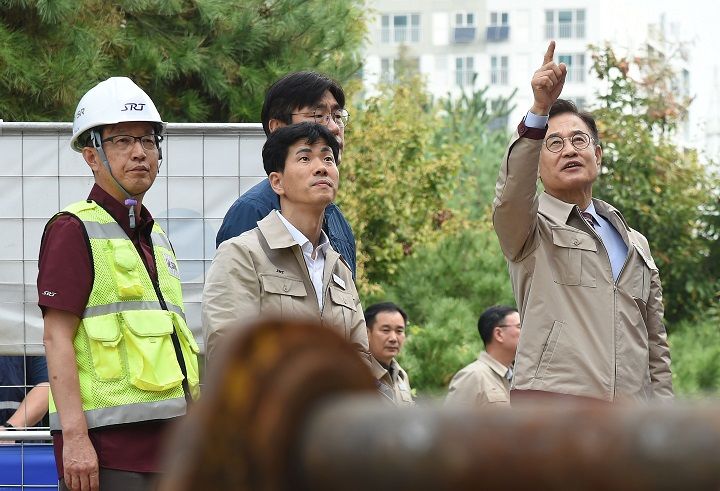 [서울=뉴시스] 이종국 SR 대표이사가 지난달 30일 전국 철도현장을 찾아 추석 대수송 대비 특별 안전점검을 실시하고 있다. 2025.10.01. (사진=SR 제공) photo@newsis.com *재판매 및 DB 금지