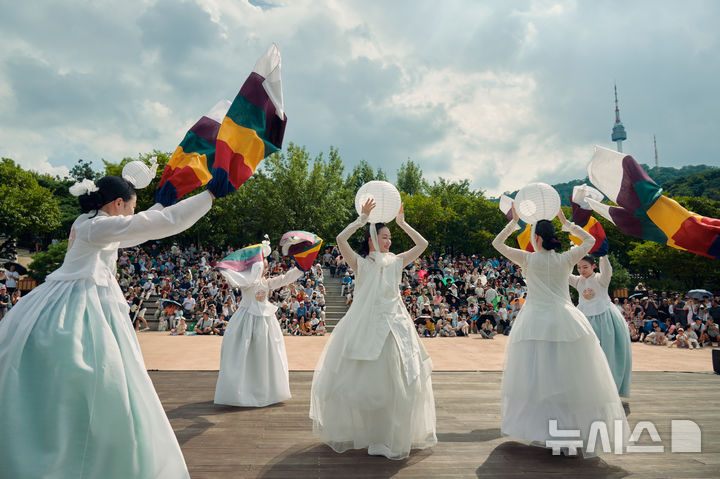 [서울=뉴시스] 남산골 추석축제 공연 장면. (사진=남산골한옥마을 제공) 