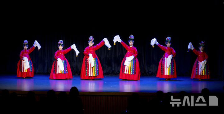 [서울=뉴시스] 남산골 추석축제 공연 장면. (사진=남산골한옥마을 제공) 