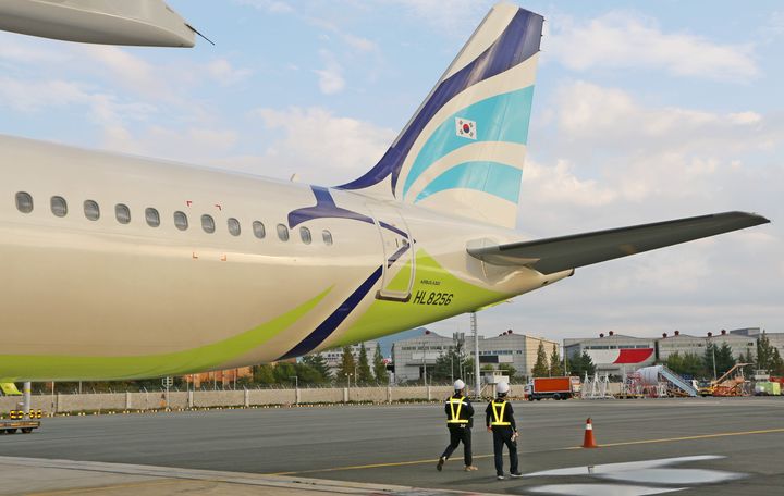 [부산=뉴시스] 에어부산 정비사들이 1일 오전 첫 운항을 앞둔 도입 항공기를 점검하고 있다. (사진=에어부산 제공) 2025.10.01. photo@newsis.com *재판매 및 DB 금지