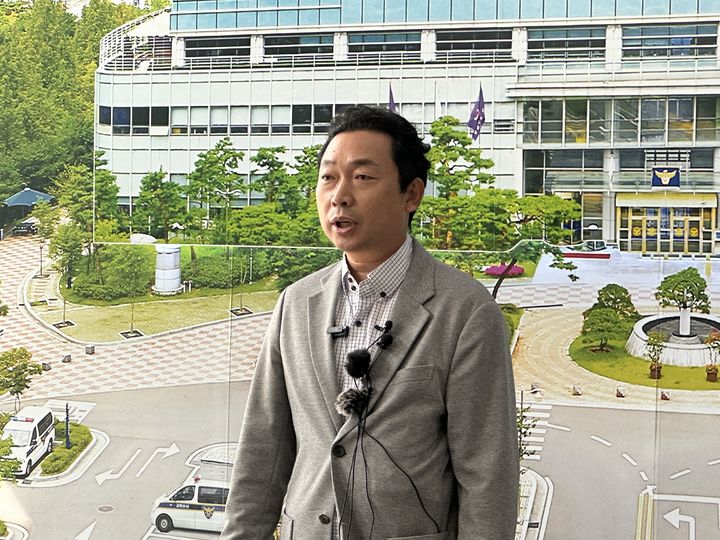 [대전=뉴시스] 김도현 기자 = 1일 오전 대전 서구 둔산동 대전경찰청 로비에서 김용일 형사과장이 취재진 질문에 답변하고 있다. 2025.10.01. kdh1917@newsis.com *재판매 및 DB 금지