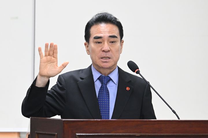 [제주=뉴시스] 김용범 제주국제컨벤션센터 대표이사 후보자가 1일 제주도의회 문화관광체육위원회 인사청문회에서 선서를 하고 있다. (사진=제주도의회 제공) 2025.10.01. photo@newsis.com *재판매 및 DB 금지