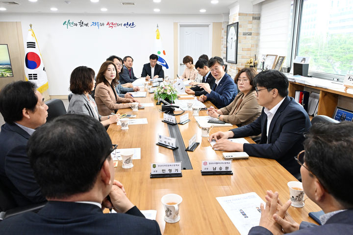 [안산=뉴시스]이민근 안산시장(오른쪽 네번째)이 집무실에서 '강남인강’연계 온라인 교육지원사업 시범운영에 참여하는 중·고등학교 학교장들과 간담회를 진행하고 있다.(사진=안산시 제공02025.10.01.photo@newsis.com *재판매 및 DB 금지