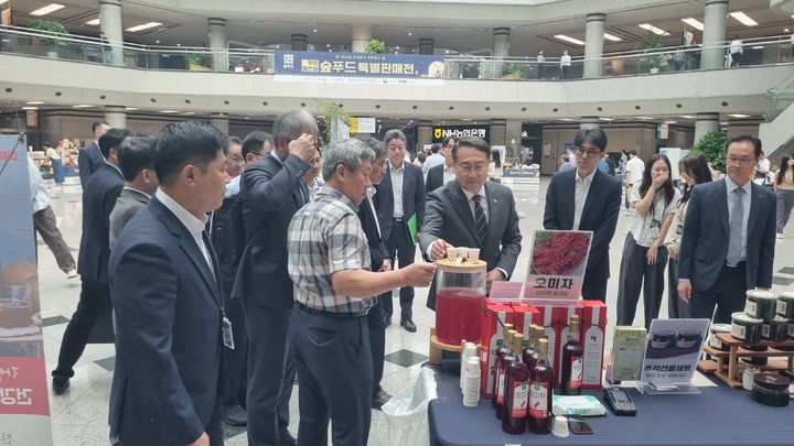 [산청=뉴시스] 산청군 정부청사 숲푸드 특별판매전 참가 (사진=산청군 제공) 2025. 10. 01. photo@newsis.com *재판매 및 DB 금지