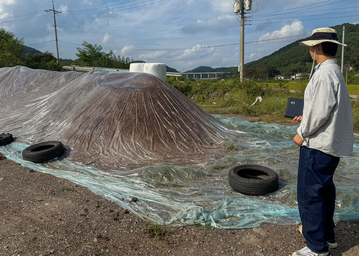 [창녕=뉴시스] 창녕군이 가축분뇨퇴비 특별단속을 실시하며 부숙도 기준 적합 여부를 점검하고 있다. (사진= 창녕군 제공) 2025.10.01. photo@newsis.com *재판매 및 DB 금지