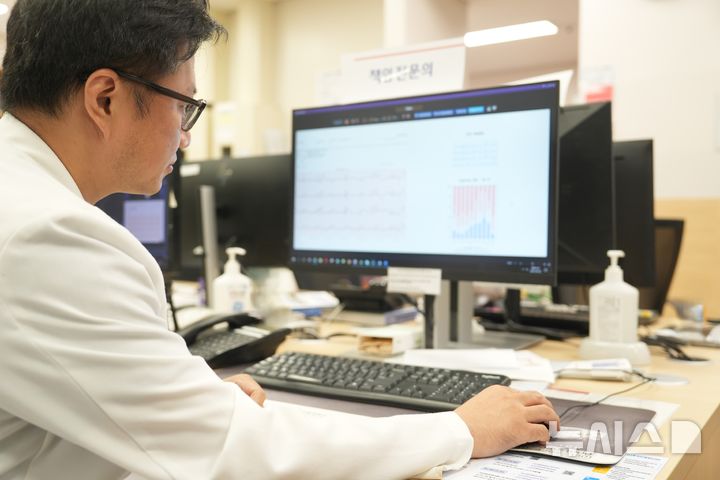 [서울=뉴시스] 김중희 분당서울대병원 응급의학과 교수가 AI(인공지능) 심전도 분석 솔루션 'ECG 버디'를 활용하고 있다. (사진= 분당서울대병원 제공)