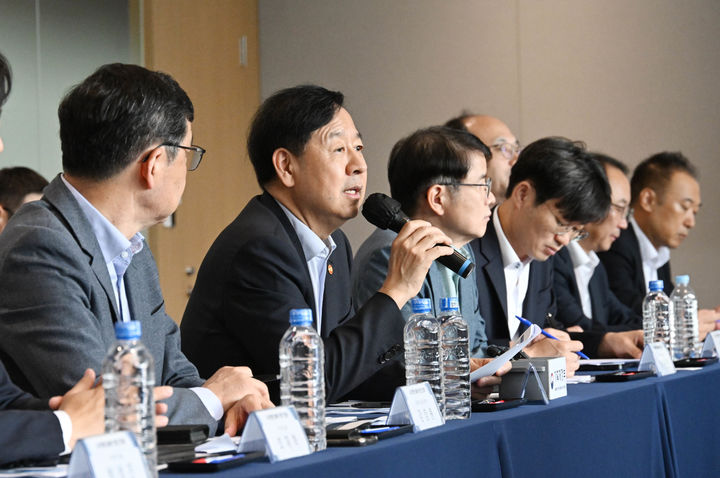 구윤철 경제부총리 겸 기획재정부 장관이 1일 경기 성남시 HD현대 글로벌 R&D 센터에서 열린 'AI 대전환 릴레이 현장 간담회'에서 발언하고 있다.(사진 : 기재부 제공) *재판매 및 DB 금지