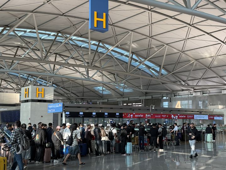 [인천(영종도)=뉴시스]이수린 수습기자=추석 연휴를 앞둔 1일 오전 8시께 인천국제공항 제1터미널에 승객들이 탑승 수속을 대기하고 있다. 2025.10.01 photo@newsis.com *재판매 및 DB 금지