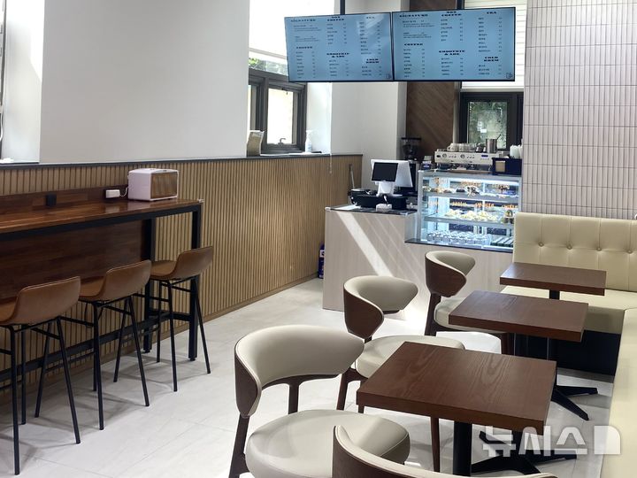 [평택=뉴시스] 평택시 안중도서관 공정무역카페 모습 (사진=평택시 제공) 2025.10.01.photo@newsis.com 