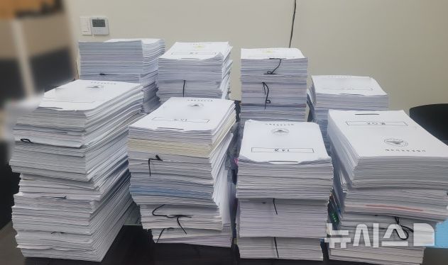 [제주=뉴시스] 서귀포경찰서가 해외 자금세탁 조직원 11명을 검거해 송치했다. 사진은 경찰이 지난 10월1일 공개한 사건 기록. (사진=뉴시스 DB). photo@newsis.com 