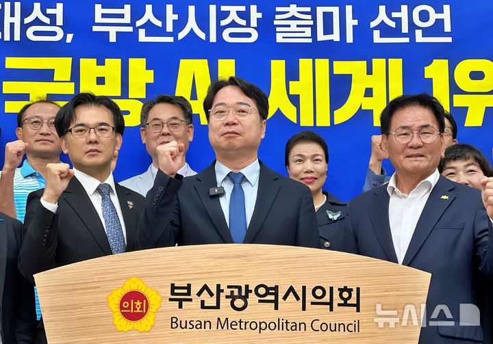 [부산=뉴시스]원동화 기자 = 더불어민주당 이재성 부산시당위원장이 1일 부산시의회 브리핑룸에서 기자회견을 열고 내년 지방선거 부산시장 출마를 선언했다. 2025.10.01. dhwon@newsis.com