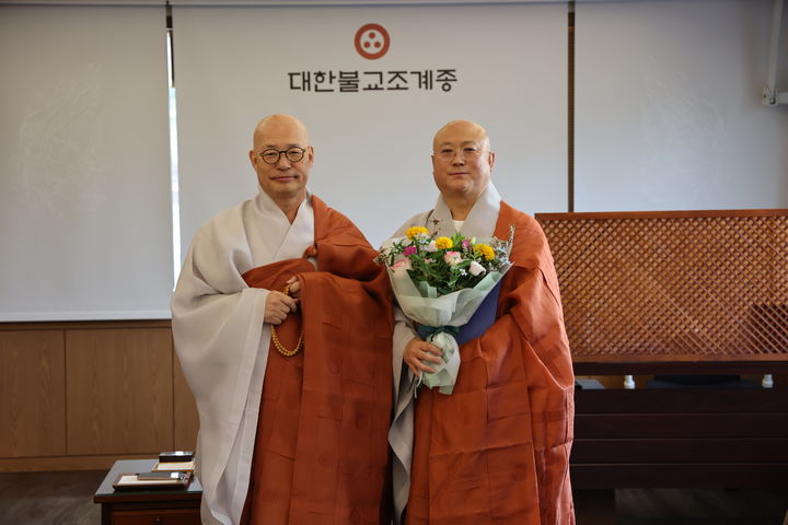 [서울=뉴시스] 대한불교조계종 직영사찰 세종 광제사 주지(사찰관리인)에 임명된 탄대스님(왼쪽) (대한불교조계종 제공) 2025.10.01. photo@newsis.com *재판매 및 DB 금지