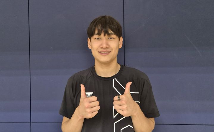 [오사카=뉴시스] 남자배구 우리카드 이유빈이 30일 일본 오사카 사카이 체육관에서 구단 훈련을 진행한 뒤 취재진의 사진 요청에 응하고 있다. 2025.09.30. dal@newsis.com *재판매 및 DB 금지