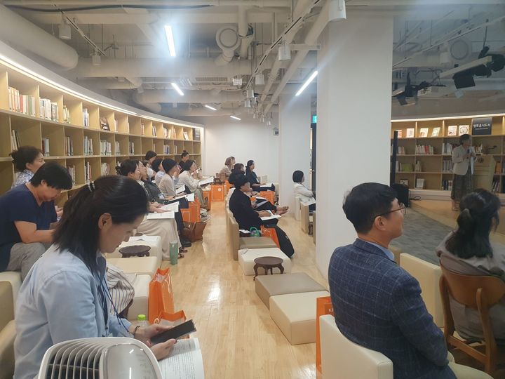 [세종=뉴시스] 한식진흥원이 농림축산식품부와 함께 26일 서울시 종로구 한식문화공간 이음홀에서 '2025 제2차 한식연구 학술세미나'를 개최하고 있다. (사진=한식진흥원 제공) *재판매 및 DB 금지