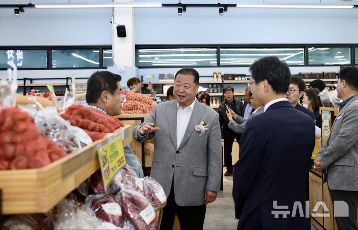 [파주=뉴시스] 김경일 파주시장이 정식 개장한 파주로컬푸드 직매장 문산점을 둘러보고 있다.(사진=파주시 제공)photo@newsis.com