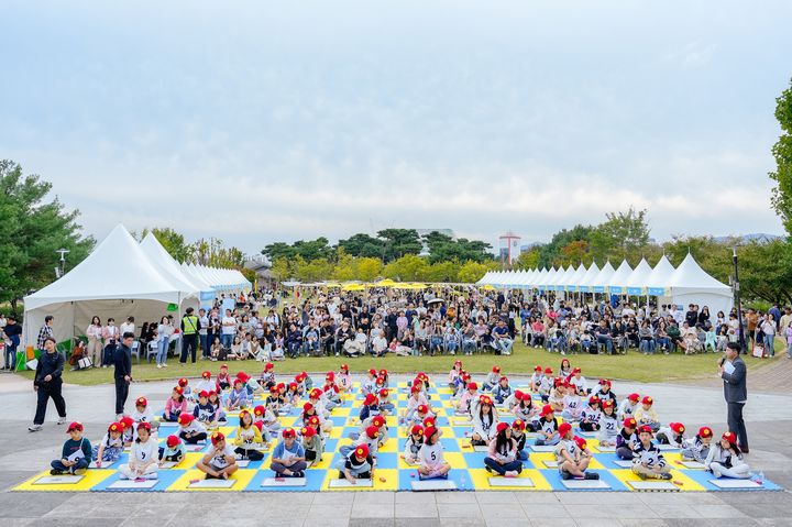 [대전=뉴시스]지난해 대전 유성구 유림공원서 열린 독서대전 *재판매 및 DB 금지