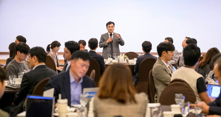 [서울=뉴시스] 안규백 국방부 장관은 9월 30일 서울 용산 국방컨벤션에서 취임 후 첫 출입기자단과 만찬 간담회를 가졌다. (사진=국방부 제공) 2025.10.01. photo@newsis.com *재판매 및 DB 금지