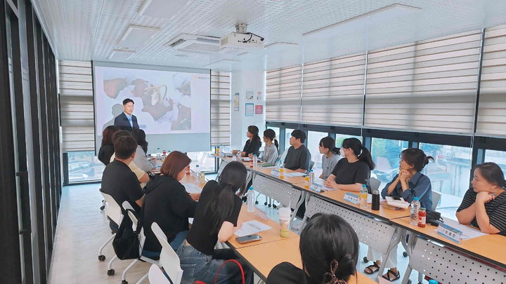 [밀양=뉴시스] 청년 창업가 컨설팅 오리엔테이션을 하고 있다. (사진= 밀양시 제공) 2025.10.01. photo@newsis.com *재판매 및 DB 금지