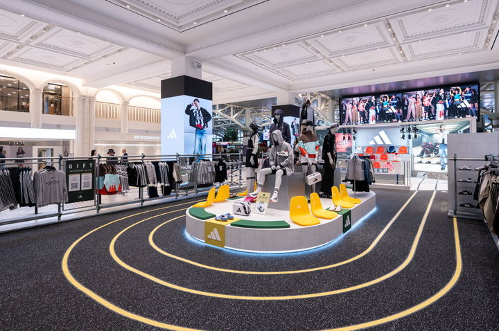 [서울=뉴시스] 아디다스코리아는 서울 신세계 센트럴시티 '오픈 스테이지’에서 '스타디움 투 스트리트(Stadium to Street)' 콘셉트로 팝업스토어를 운영한다고 1일 밝혔다.(사진=아디다스코리아 제공) *재판매 및 DB 금지