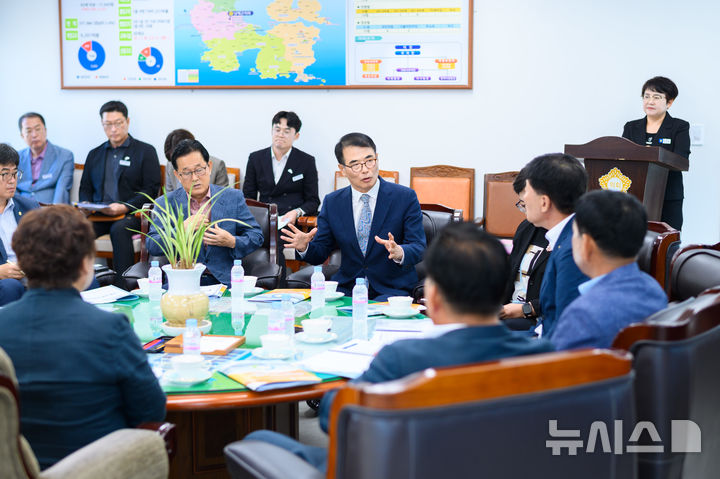 [남해=뉴시스] 차용현 기자 = 1일 경남 남해군 장충남 군수가 남해군의회 의장실에서 열린 의원간담회에 참석해 답변하고 있다. 2025.10.01. (사진=남해군 제공)photo@newsis.com 