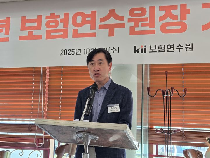 [서울=뉴시스] 하태경 보험연수원장이 1일 서울 여의도에서 열린 보험연수원장 취임 1주년 기자간담회에서 모두발언을 하고 있다. (사진=권안나 기자) 2025.10.01. photo@newsis.com *재판매 및 DB 금지