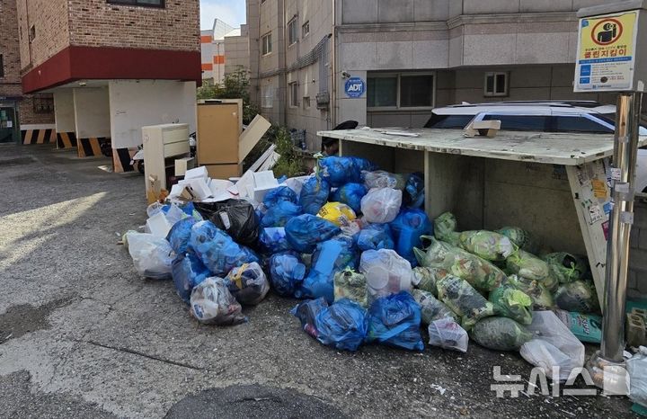 [포천=뉴시스] 경기 포천시의 한 거리에 쓰레기가 수거되지 않은 채 쌓여있는 모습. (사진=독자 제공) 2025.10.01 photo@newsis.com