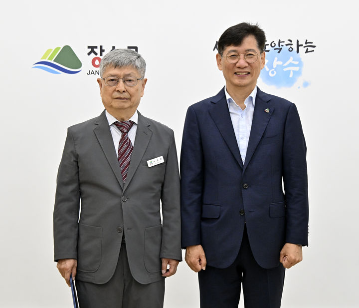 왼쪽부터 노승무 신임 장수군보건의료원장, 최훈식 장수군수(사진=장수군 제공)2025.10.01. *재판매 및 DB 금지