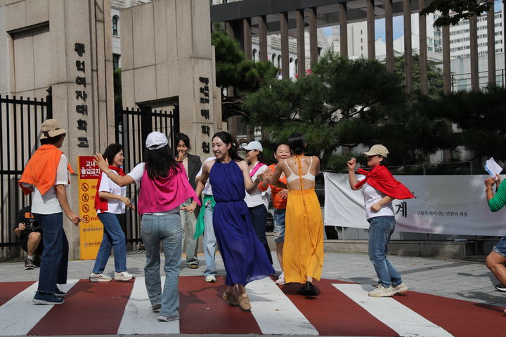 [서울=뉴시스] 동덕여대 리빙랩 RISE 센터가 개최한 '2025 성북:라이브' 축제에서 라이브 퍼포먼스가 진행됐다. (사진=동덕여대 제공) 2025.10.01. photo@newsis.com *재판매 및 DB 금지