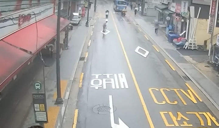 [뉴시스]서울 중랑구에서 무단횡단을 하던 노인이 오토바이에 치여 숨지는 사고가 발생했다. (사진=유튜브/한문철 TV 캡쳐).2025.10.01 *재판매 및 DB 금지