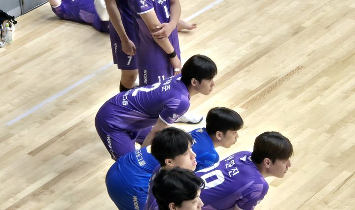 [오사카=뉴시스] 문채현 기자 = 남자배구 우리카드 한태준이 1일 일본 오사카의 사카이 체육관에서 열린 일본 SV리그 사카이 블레이저와의 연습 경기를 지켜보고 있다. 2025.10.01. dal@newsiscom *재판매 및 DB 금지