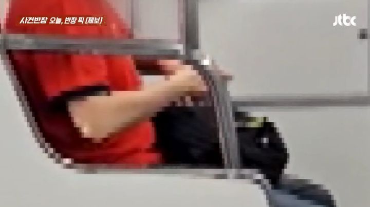 [서울=뉴시스] 지난달 28일 오전 서울 지하철 7호선에서 한 여성이 손톱을 깎고 뒤처리 없이 하차하는 장면이 포착됐다. (사진=JTBC '사건반장') *재판매 및 DB 금지