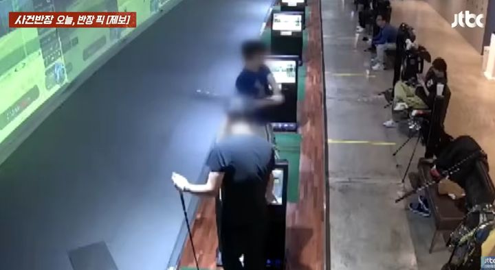 [서울=뉴시스] 스크린 골프연습장에서 골프채에 머리를 맞아 부상을 입은 한 남성이 가해자와 골프장 모두 책임을 회피하고 있다며 억울함을 호소했다. (사진=JTBC 사건반장 갈무리) 2025.10.01 *재판매 및 DB 금지