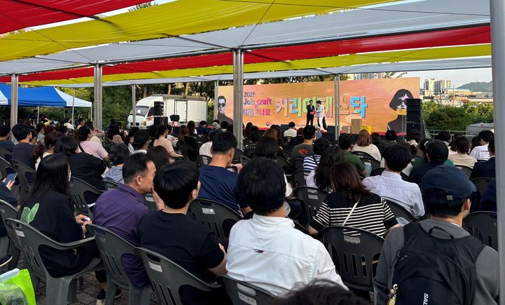 [대구=뉴시스] 지난달 30일 대구시 종합복지회관에서 열린 '잡크래프트 X 내일만나요 : 커리어페스타'에 지역 청년·중장년 구직자와 기업 관계자 등 850여명이 참여했다. (사진=대구상공회의소 제공) 2025.10.01. photo@newsis.com *재판매 및 DB 금지